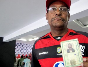 pai de Vagner Love mostra identidade na apresentação do Flamengo (Foto: Janir Junior / GLOBOESPORTE.COM)