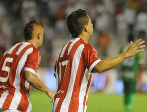 Siloé comemora o primeiro gol com a camisa do Náutico (Foto: Aldo Carneiro)