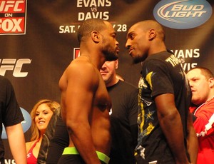 Rashad Evans e Phil Davis se encaram na pesagem do UFC em Chicago (Foto: Marcelo Russio)