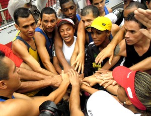 franck caldeira e marilson dos santos com atletas no Desafio da Paz na Rocinha (Foto: Luisa Prochnik / Globoesporte.com)