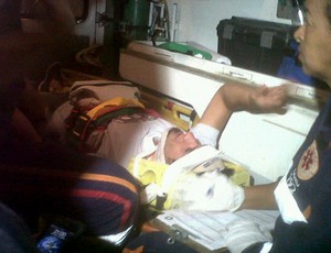 Victorino, zagueiro do Cruzeiro, sofre acidente (Foto: Pedro Triginelli)
