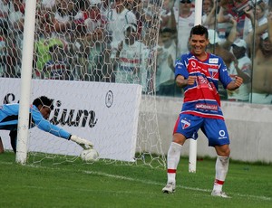 Bismarck comemora gol contra o Tiradentes (Foto: kid Júnior/Agência Diário)