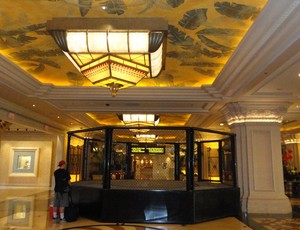 Octógono montado no hall do hotel Mandalay Bay, em Las Vegas (Foto: Marcelo Russio)