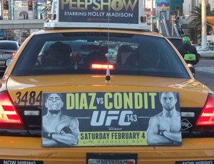 Táxi de Las Vegas exibe propaganda do UFC 143 em sua traseira (Foto: Marcelo Russio)