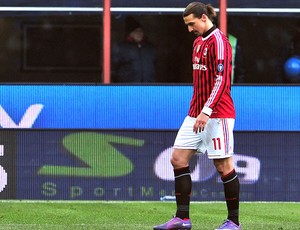 Ibrahimovic é expulso na partida do Milan contra o Napoli (Foto: AFP)