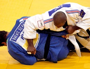 Rafael Silva na luta de judô contra Teddy Riner no Grand Slam em Paris (Foto: Reuters)