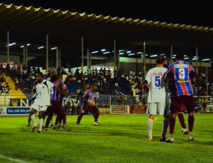 A marcação era acirrada entre os jogadores (Foto: Adeilson Albuquerque/Globoesporte.com)