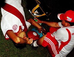 Jogador Ceceu, do Esporte de Patos, desloca o braço (Foto: Damião Lucena)
