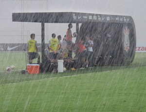 Chuva no treino do Corinthians (Foto: Gustavo Serbonchini / globoesporte.com)