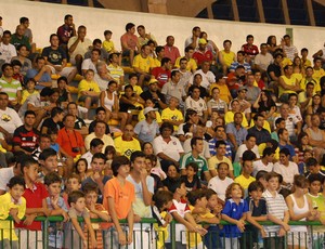 Torcida comparece a jogo da seleção brasileira de futsal contra o time da Paraíba (Foto: Larissa Keren)