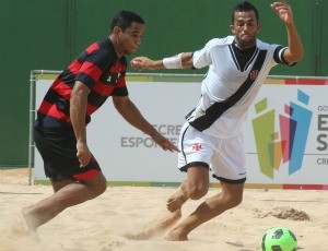Bruno Xavier, do Vasco, se livra da marcação do Flamengo em desafio de futebol de areia no ES (Foto: Pauta Livre/Divulgação)