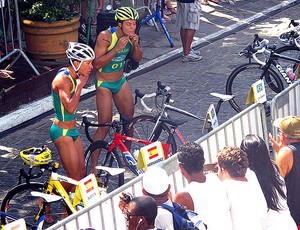 Brasileiros Danilo Pimentel (E) e Mauro Cavanha fazem a transição da natação para o ciclismo na segunda bateria do Mundialito de Triatlo Rápido (Foto: Alfredo Bokel / Globoesporte.com)