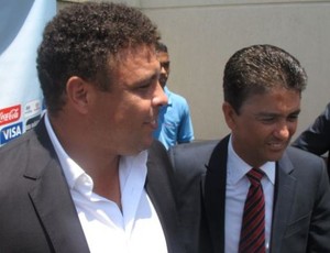 Ronaldo e Bebeto na sede do COL (Foto: Márcio Iannacca/GLOBOESPORTE.COM)
