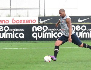 Adriano no treino do Corinthians (Foto: Gustavo Serbonchini / Globoesporte.com)