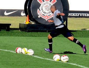 Adriano no treino do Corinthians (Foto: Carlos Augusto Ferrari / GLOBOESPORTE.COM)