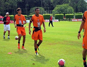 Mansur e Victor Ramos em treino do Vitória (Foto: Divulgação/EC Vitória)