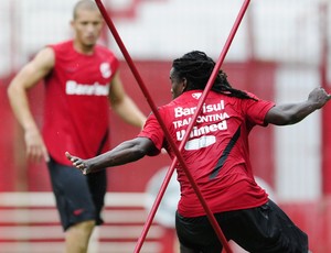 Tinga e Nei treinam fisicamente (Foto: Alexandre Lops/Divulgação, Inter)