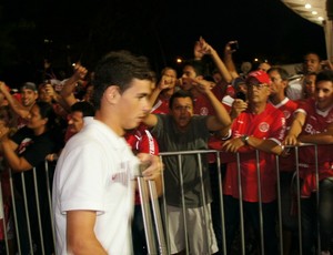 Oscar chega no Beira-Rio para o Gre-Nal (Foto: Diego Guichard / GLOBOESPORTE.COM)