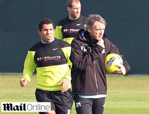 Tevez e Roberto Mancini no treino do Manchester City (Foto: Reprodução / Daily Mail)