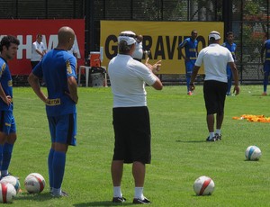 Oswaldo observa e orienta treino Botafogo (Foto: André Casado / Globoesporte.com)