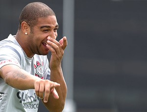 Adriano no treino do Corinthians (Foto: Daniel Augusto Jr./ Ag. Estado)