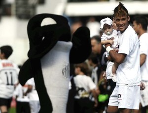 Neymar com o filho no colo antes do clássico (Foto: Marcos Ribolli / Globoesporte.com)