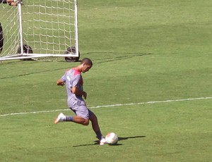 Romulo treino com bola Vasco (Foto: Gustavo Rotstein / Globoesporte.com)