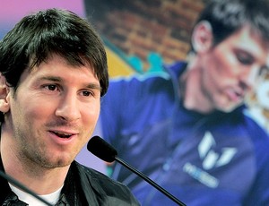 Messi durante coletiva em Barcelona (Foto: AFP)