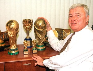 Ricardo Teixeira presidente da CBF com as taças da Copa do Mundo em 2003 (Foto: Arquivo / Ag. Estado)