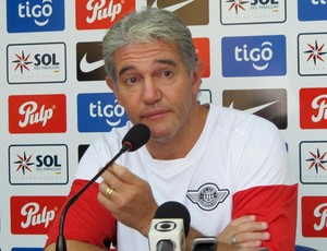 Jorge Burruchaga, técnico Libertad em coletiva (Foto: Gustavo Rotstein / Globoesporte.com)