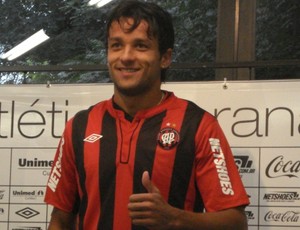 Gabriel Marques é apresentado pelo Atlético-PR (Foto: Fernando Freire/GLOBOESPORTE.COM)