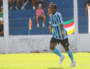 Fernando comemora gol contra o Veranópolis (Foto: Lucas Uebel/Divulgação/Grêmio)