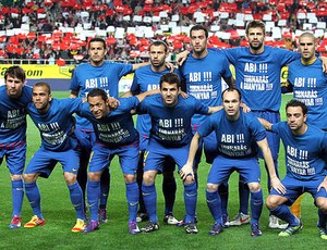 jogadores do Barcelona posam com camisa de apoio a Abidal (Foto: Divulgação / Site Oficial do Barcelona)