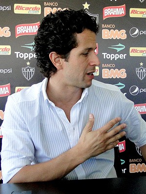 Rodrigo Lasmar, médico do Atlético-MG, explicando a cirurgia de Daniel Carvalho (Foto: Valeska Silva / Globoesporte.com)