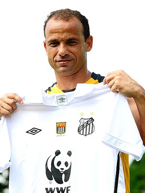 Léo com camisa do Santos