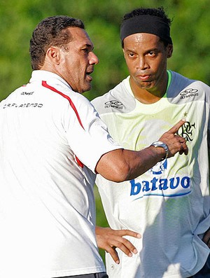 Luxemburgo e Ronaldinho no treino do Flamengo