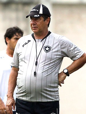 Joel Santana no treino do Botafogo (Foto: Jorge Wiliam / Agência O Globo)