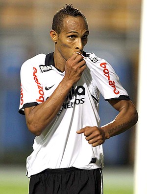Liedson gol Corinthians (Foto: Marcos Ribolli / Globoesporte.com)