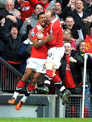 Nani comemora com Rooney gol na partida do Manchester United contra o City (Foto: EFE)