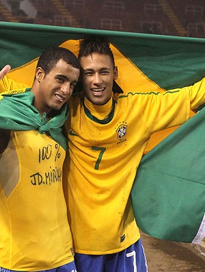 Neymar e Lucas comemoram o títulodo Brasil sub 20 (Foto: Mowa Press)