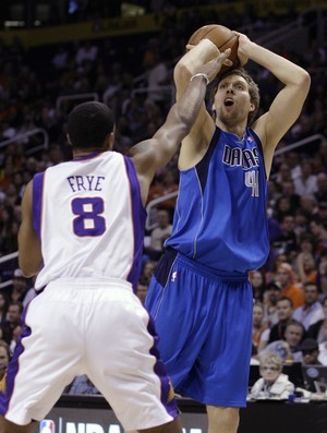 Dirk Nowitzki, astro do Dallas Mavericks (Foto: AP)