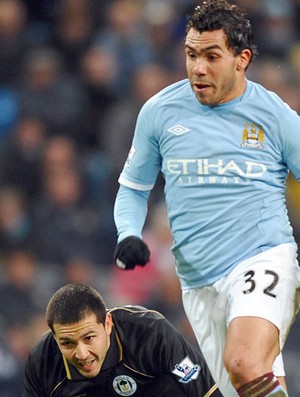 Manchester City Carlos Tevez e Wigan Athletic (Foto: AFP)