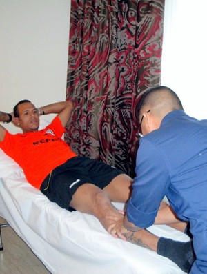 Luis Fabiano na maca fazendo fisioterapia (Foto: Felipe Espíndola / Site Oficial do São Paulo FC)