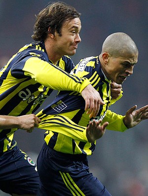 Alex comemora gol do Fenerbahçe com Lugano (Foto: Reuters)