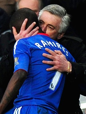 Carlo Ancelotti beija Ramires durante comemoração do Chelsea (Foto: Reuters)