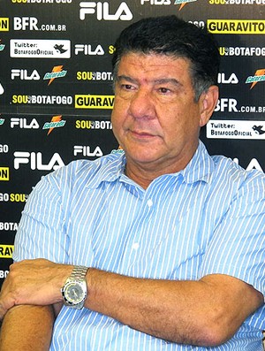 Joel Santana durante coletiva de saída do Botafogo (Foto: Gustavo Rotstein / GLOBOESPORTE.COM)