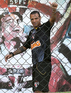 Luis Fabiano no treino do São Paulo (Foto: Luiz Pires / VIPCOMM)