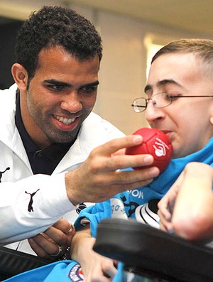 Sandro, do Tottenham, visita crianças com necessidades especiais (Foto: Divulgação / Action Images)