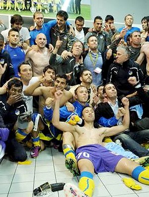 jogadores do Apoel Nicosia comemoram titulo (Foto: Divulgação / Site Oficial)