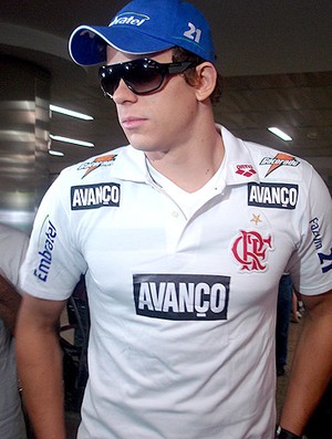 Cesar Cielo desembarcando em São Paulo depois de competir o GP de Michigan (Foto: Mariana Maziero / Globoesporte.com)